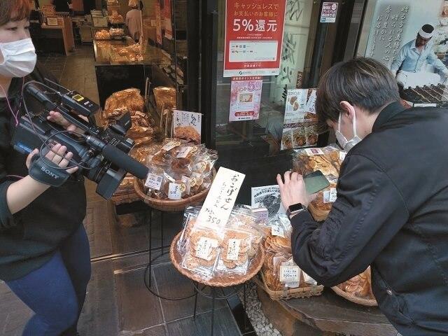 写真5:福祉施設向けzoomを使っての買い物代行の様子を表わす写真。