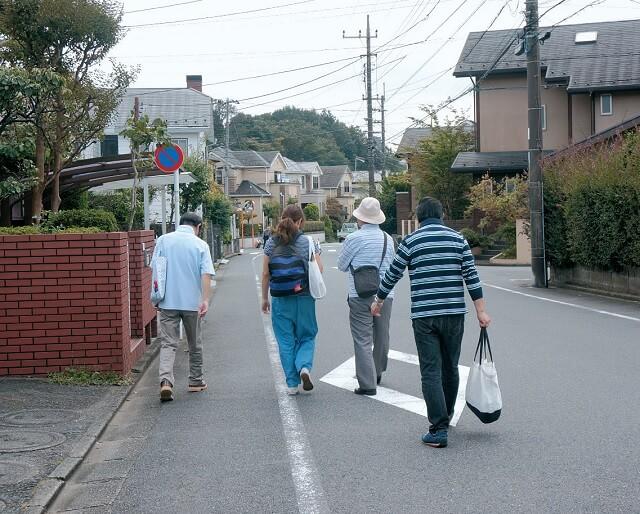 写真5:有償ボランティアとしての仕事のひとつであるポスティングの様子を表す写真。地域のフリーペーパーのポスト入れを担当している。