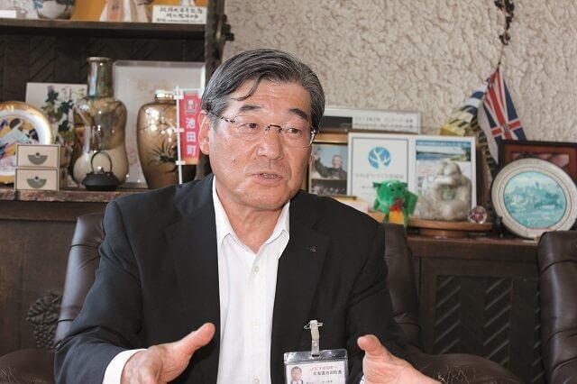 写真6:池田町の町長である勝井勝丸氏の写真。現在5期19年目になる。