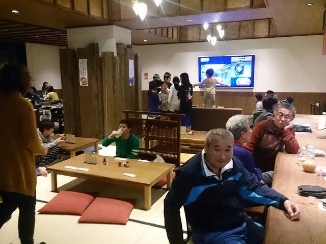写真7:食事処「行善寺やぶそば」で大人も子どももごちゃ混ぜ状態で過ごす様子を表す写真。