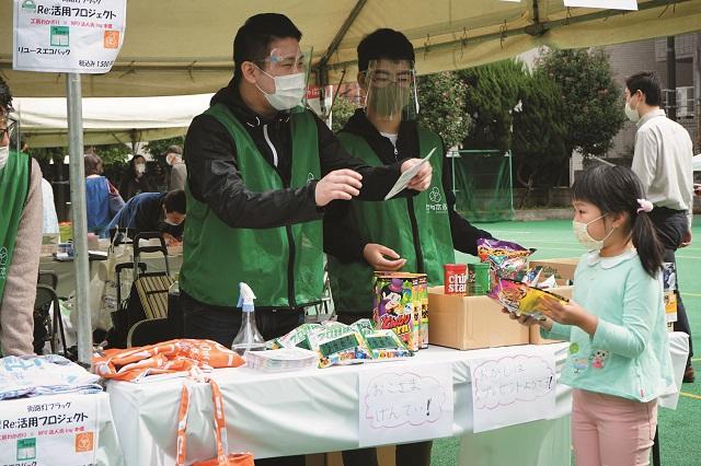 写真7:本郷百貨店祭りで書生たちが商店街の一員となって支える様子を表す写真。