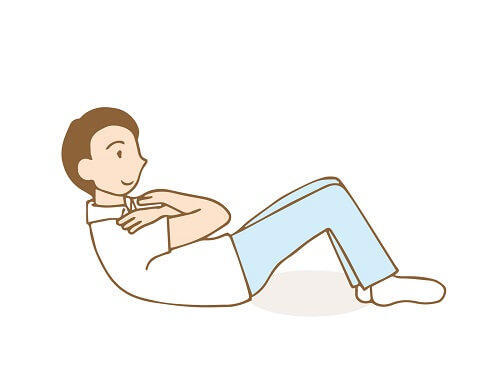 図7:上体起こしの様子を表す図。両膝を曲げて仰向けになり、おへそを見るように、頭から肩甲骨が床から離れるよう持ち上げます。上げた状態で10秒静止し、ゆっくりと元に戻します。