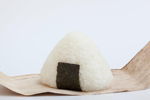 おにぎり1個の写真。食事バランスガイドで1つ(SV)(穀類に由来する炭水化物約40g)に相当する。