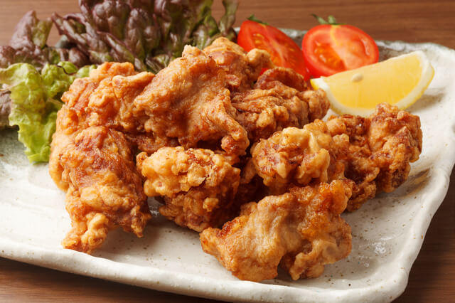 主菜3つ(SV)の鶏のから揚げ4個の写真。