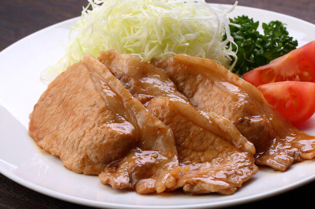主菜3つ(SV)の豚肉の生姜焼き3枚の写真。