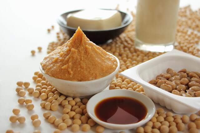 脳血管疾患(脳梗塞・脳内出血・くも膜下出血)予防になる食べ物として筋肉と血管の収縮を防ぎ、血液が凝固しすぎないように保つ働きがあるマグネシウムを含む大豆製品の写真。