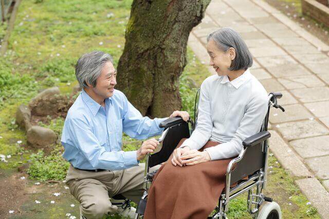 高齢夫婦が穏やかに過ごす様子を表す写真。エンドオブライフ(EOL)とは最期までその人らしく生きることができるように支援すること。患者本人の意思と家族の意向、医学的判断から終末期ケアを考える意思決定支援も行われます。