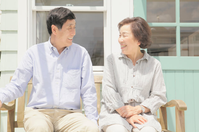 高齢夫婦が会話を楽しむ様子を表す写真。