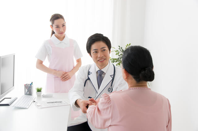 診察を受けている女性の写真。