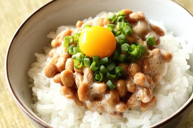 ビタミンK2を多く含む食品の納豆と鶏卵の写真。