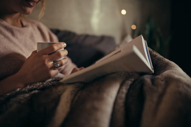 img1:ベッドで寝る前に読書する人の写真