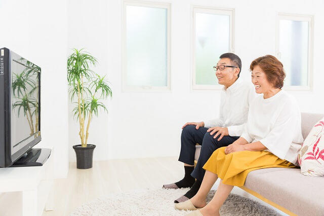 画像1:テレビを今で楽しむ高齢夫婦