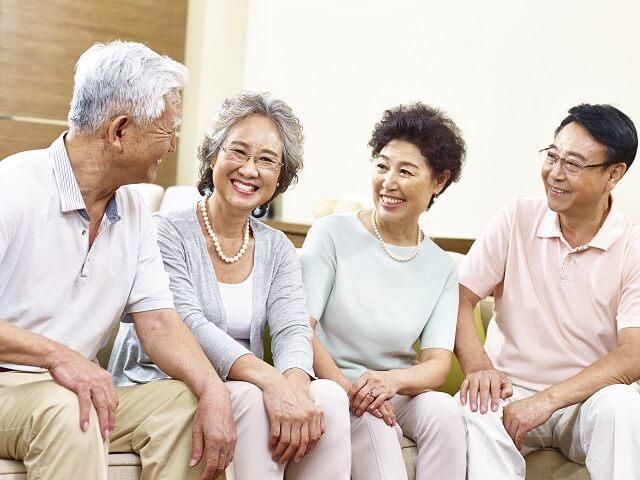 画像2:友人たちと会話を楽しむ高齢者たちの写真