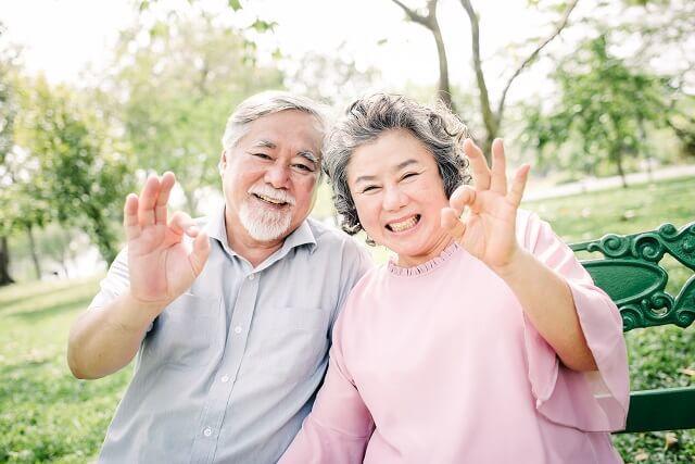 画像:笑顔で健康的な高齢の男女の写真