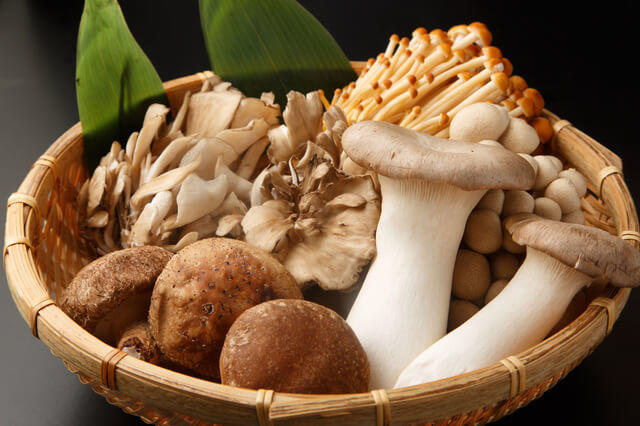 写真:免疫力を高める食材のきのこ類。きのこには腸の働きを良くする食物繊維・ビタミン・ミネラルが豊富であることを示す