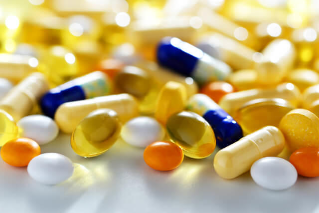 写真:医薬品に似た錠剤・カプセル状のサプリメントの写真。健康食品は通常の食品から医薬品に似たいわゆるサプリメントも含まれることをしめす。
