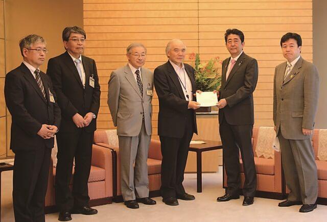 写真:各国学術会議の共同声明が大西学術会議議長から安倍総理大臣に手渡されている