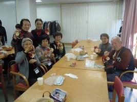 写真1:介護予防サロンでの作品づくりの様子。