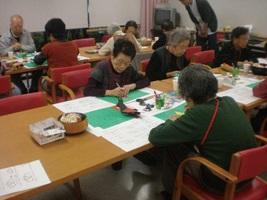 写真2:介護予防サロンでの作品づくりの様子。