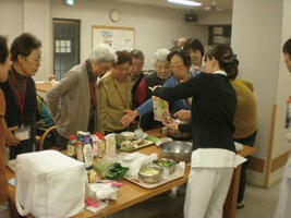 写真3:介護予防サロンの料理教室の様子。