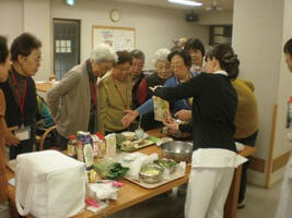 写真3：介護予防サロンの料理教室の様子。