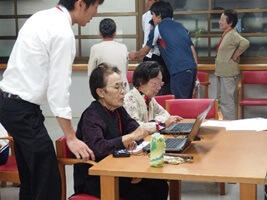 写真5:介護予防サロンのパソコン教室の様子。