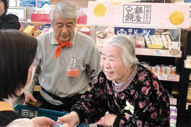 図3、スローレジでゆっくり会計する様子を表す写真。