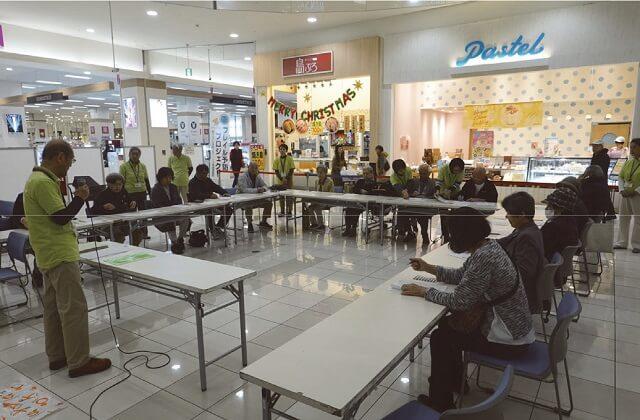 図5:イオンモール柏でフレイルチェックを行う様子を表す写真。