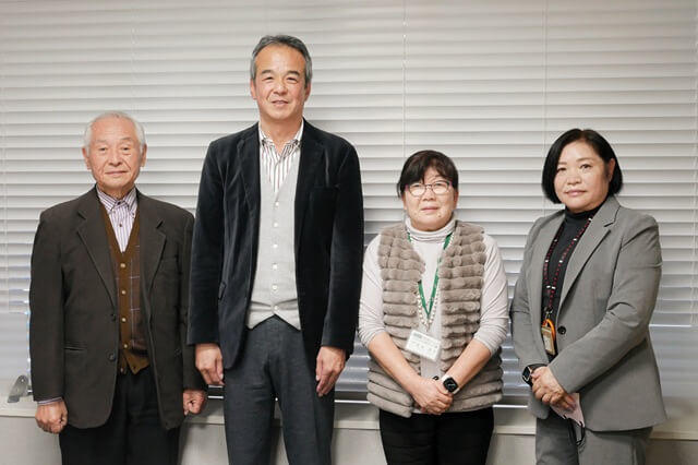 シニアSOHO副代表のくろさわしげおさん、代表のとくらふゆきさん、副代表のあらきたかこさん、事務局長のたなかかずこさんの写真。