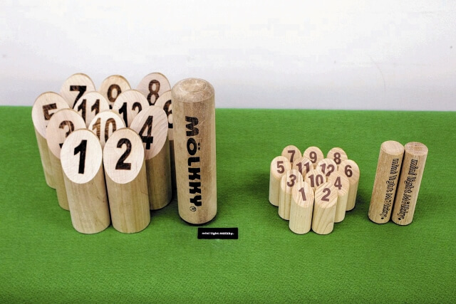 モルック商標登録と1/5の重さのミニらいとモルック商標登録の写真。