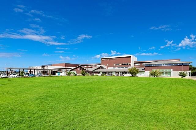 浜松市リハビリテーション病院の外観を表す写真。