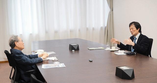 おおしましんいち氏とくめかずひこ氏の対談の様子を表す写真。