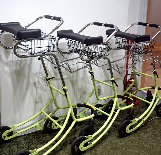歩行器と買い物カートを組み合わせた楽々カートの写真。