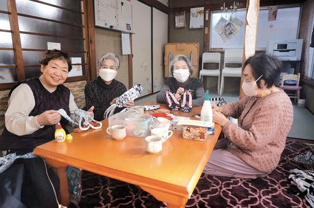 「布ぞうりをつくろう教室」の皆さんの写真。