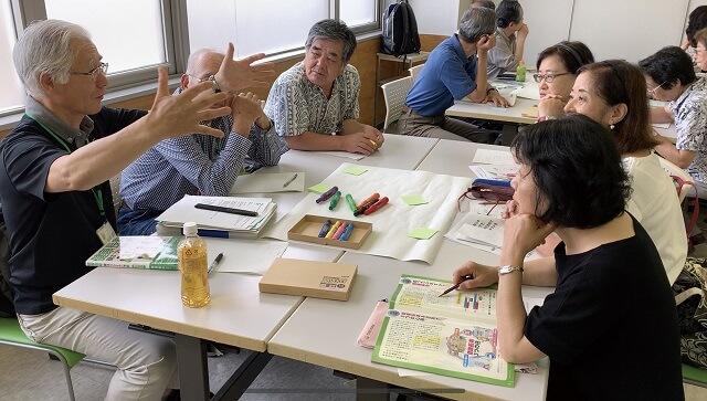 写真2:フレイルサポーター同士がチラシ・ポスターについて話し合う様子を表す写真。