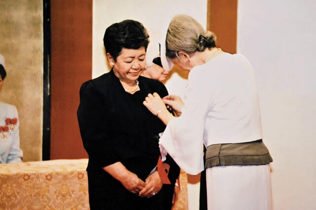 美智子皇后（当時）がかわしま氏にナイチンゲール記章を授けている写真。