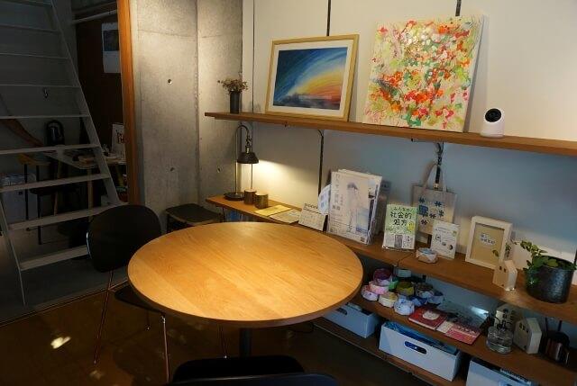 丸テーブルがある暮らしの保健室かわさきの室内の写真。
