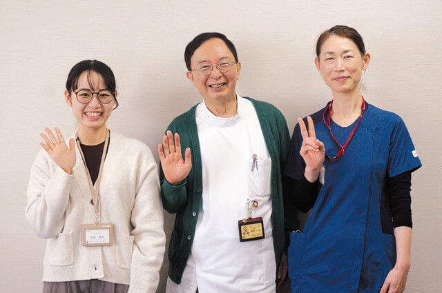 浜松市リハビリテーション病院特別顧問のふじしまいちろう先生、リハビリテーション部課長のきんぱらまきえさん、経営事務課のいとうみはるさんの写真。