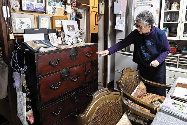 濱田庄司、白洲次郎、柿右衛門などのお皿を収納している民藝箪笥の写真。