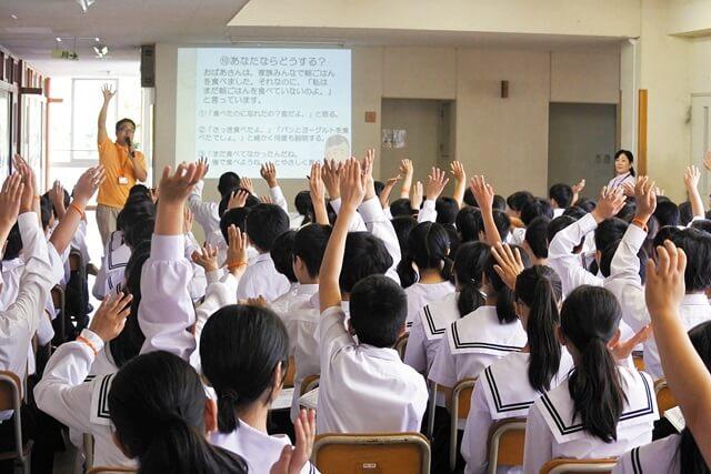 写真2、中学校での認知症サポーター養成講座の様子を表す写真。