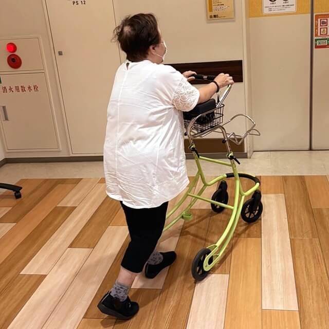 楽々カートを使用して安定歩行をしている利用者の写真。