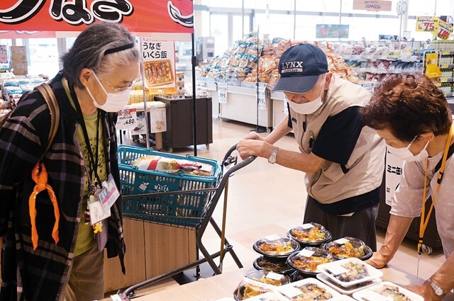 利用者が買い物を楽しむ様子を表す写真。