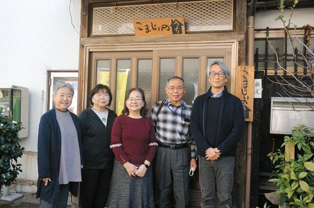 NPO法人居場所コム事務局長のみなわたけしさん、会計係のやまがみりょういちさん、理事長のふなさきとしこさん、しらかばきょうこさん、なまづあさこさんの写真。