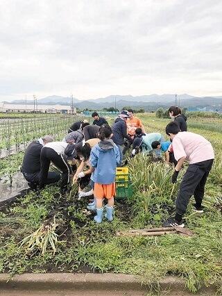 写真2、「ゆうゆう農場」の活動の様子を表す写真。子どもの参加が多く、何気ない言葉かけや素直な気持ちに心が和む（さがサポ提供）。