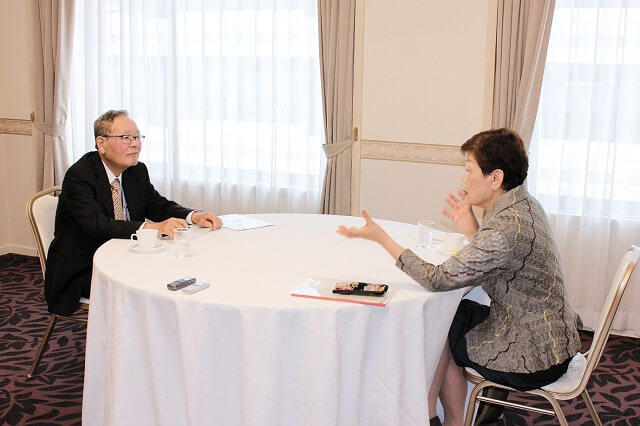 ひさつねせつこ氏とおおしましんいち氏の対談風景の写真。