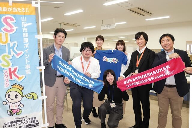 スクスク推進係の皆さんの集合写真。