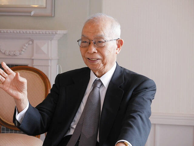 かきぞえただお氏の対談の様子を表す写真。