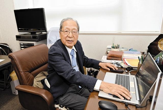 論文執筆に励む香川先生の写真。