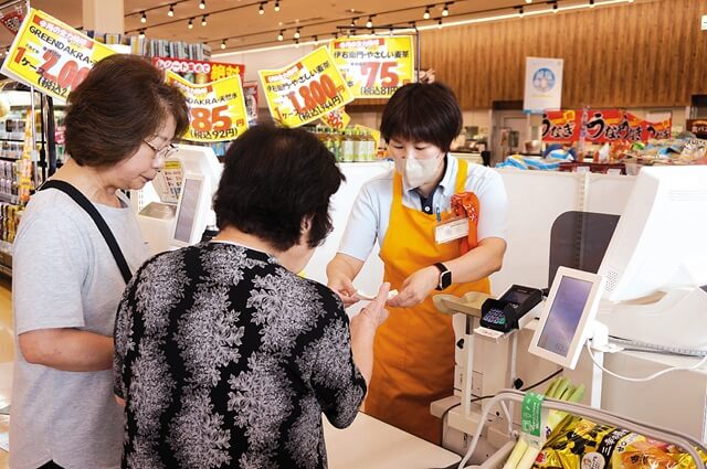 スローレジで利用者がゆっくりと会計をしている写真。