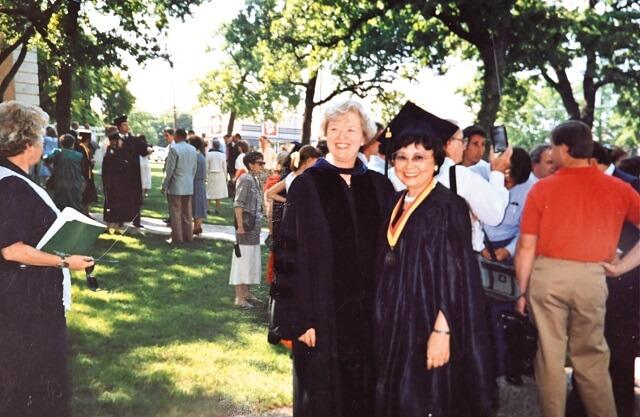 ノーステキサス大学の卒業式で、公私ともにお世話になったマーチン教授とたきのさんの写真（本人提供）。